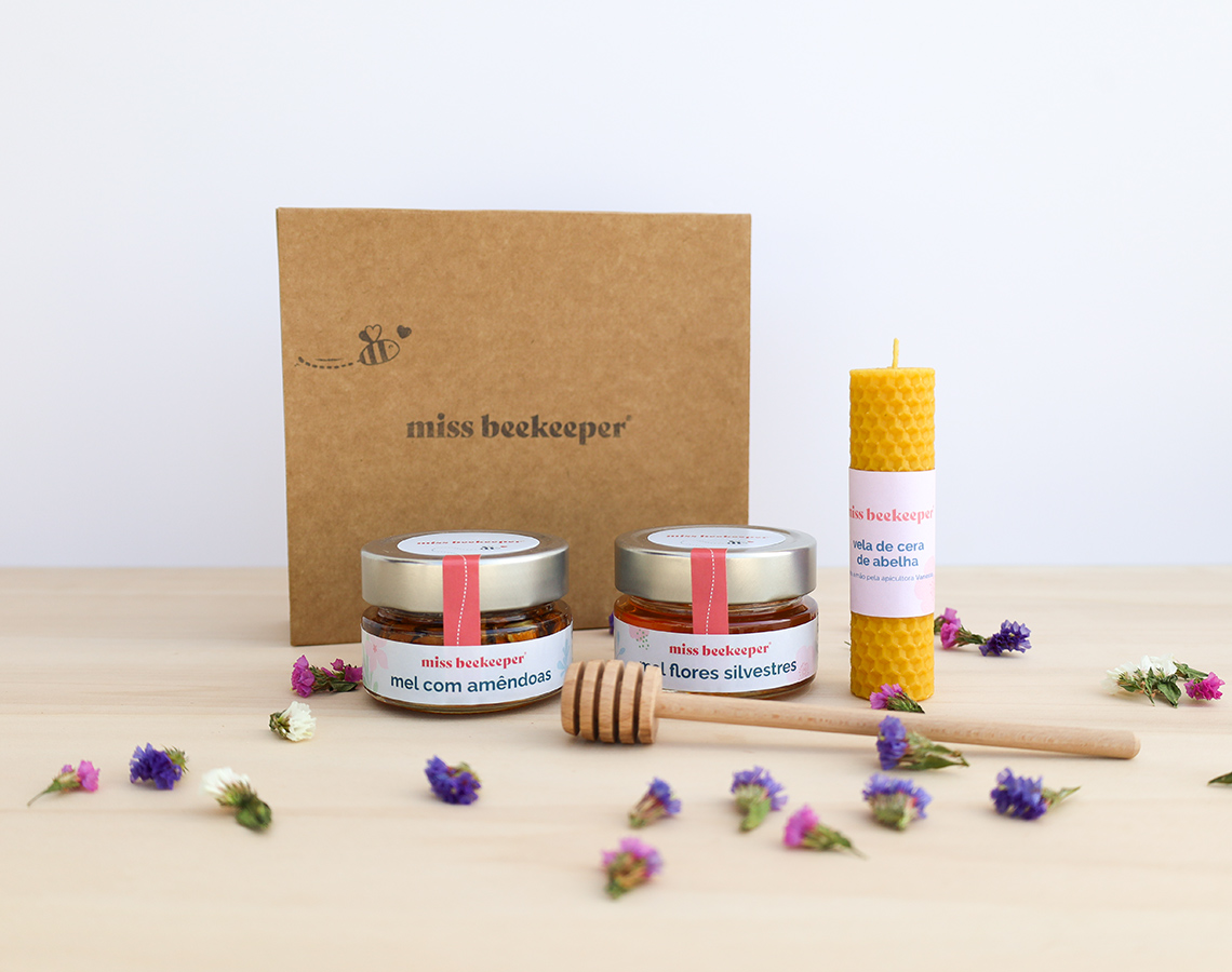 Conjunto Miss Beekeeper com dois frascos de mel, vela de cera de abelha, caixa castanha, colher de madeira e flores secas