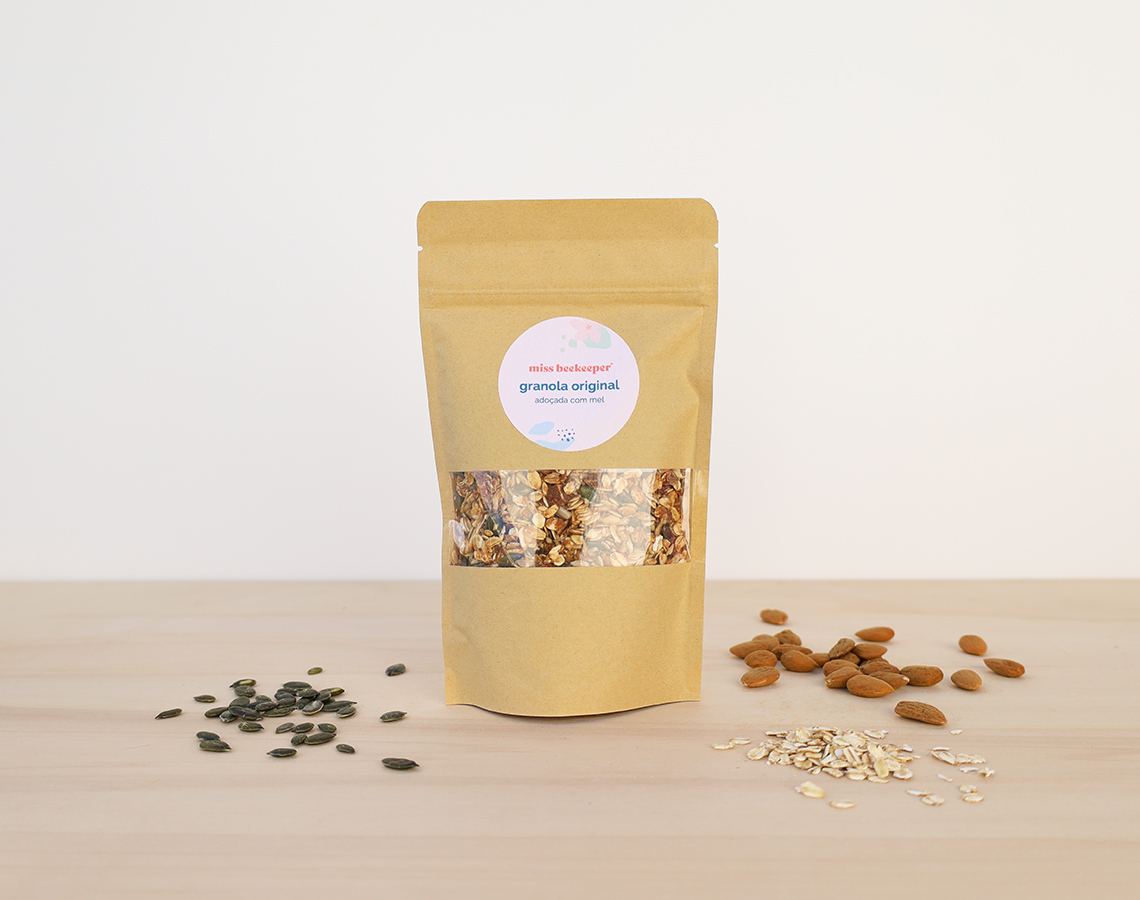 Embala de papel com granola e etiqueta com texto