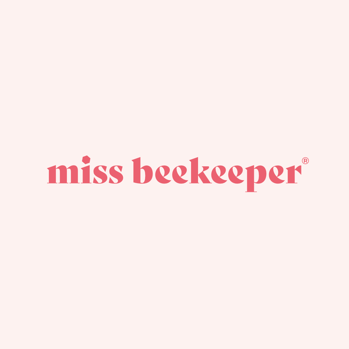 Logótipo da marca miss beekeeper em rosa sobre fundo cor-de-rosa claro
