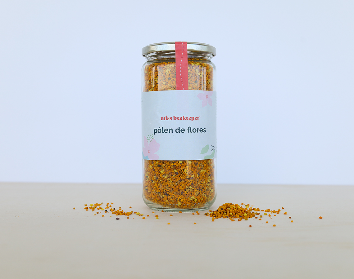 Frasco de vidro com pólen de flores e etiqueta branca com texto