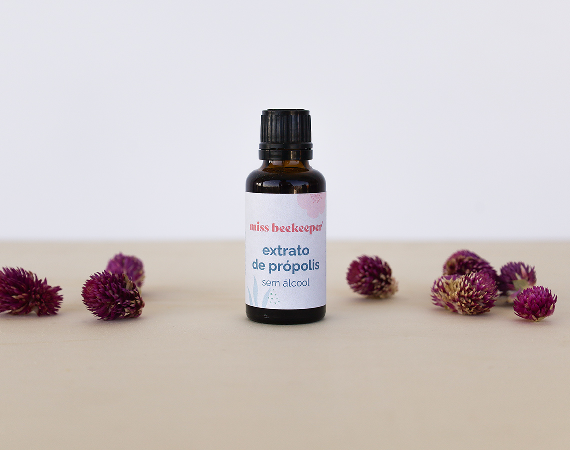 Frasco de extrato de própolis miss beekeeper com flores secas roxas