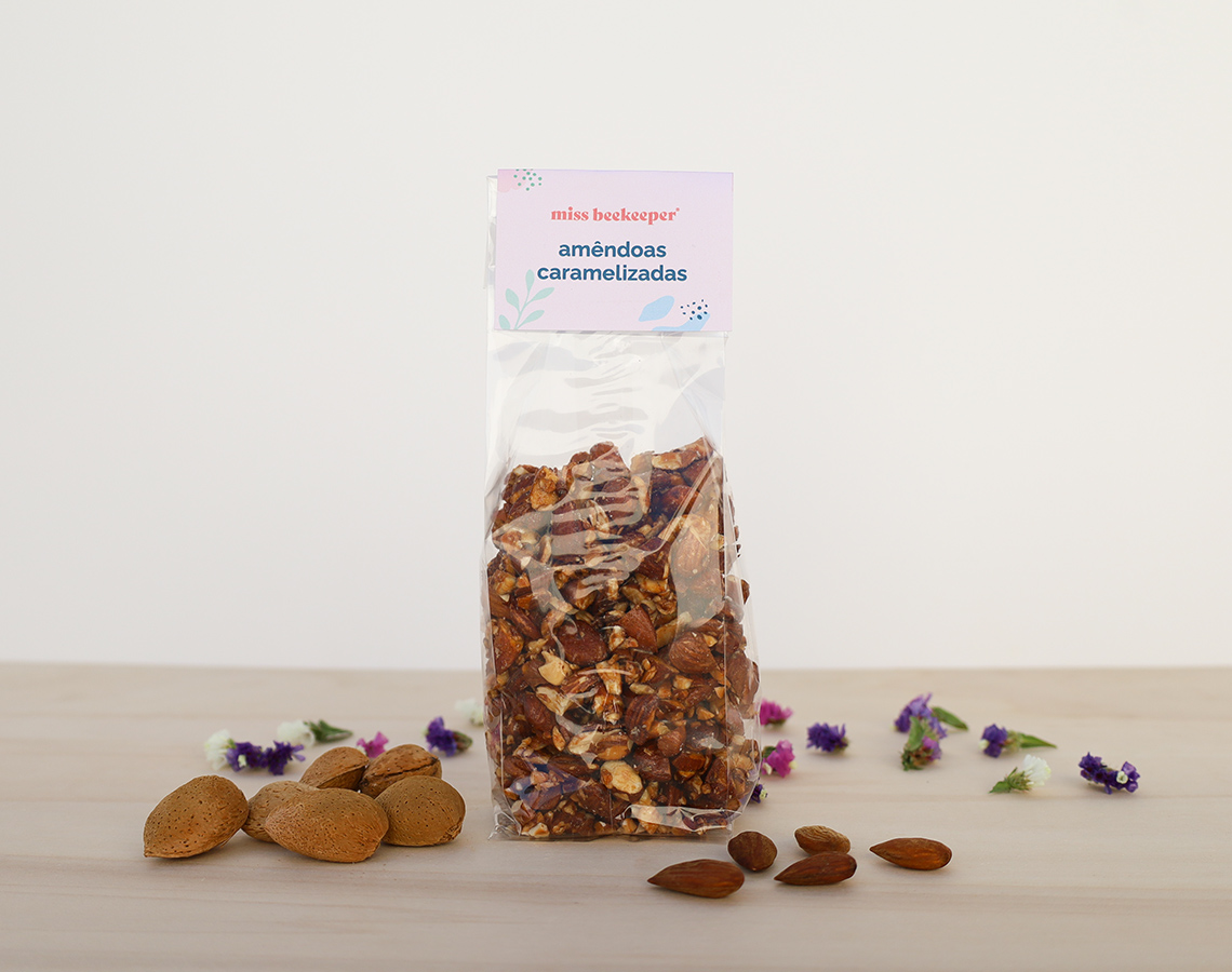 Pacote transparente de amêndoas caramelizadas com etiqueta 'miss beckeeper amêndoas caramelizadas'