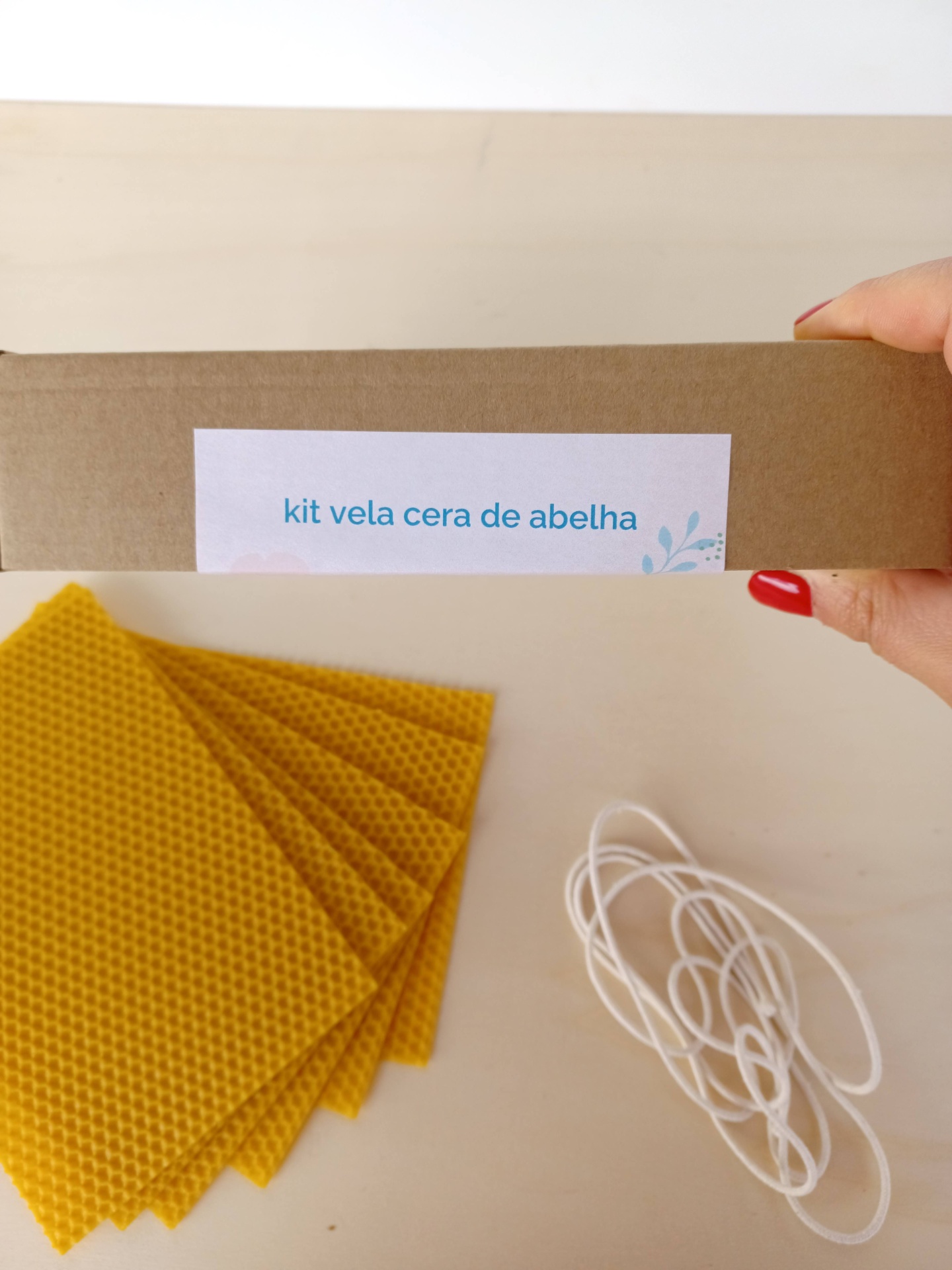 Kit para fazer velas com cera de abelha, folhas amarelas texturadas e fios brancos, caixa castanha com etiqueta