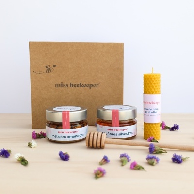 Conjunto Miss Beekeeper com dois frascos de mel, vela de cera de abelha, caixa castanha, colher de madeira e flores secas