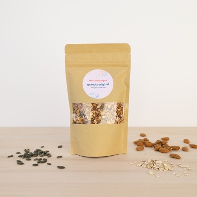 Embala de papel com granola e etiqueta com texto