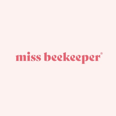Logótipo da marca miss beekeeper em rosa sobre fundo cor-de-rosa claro