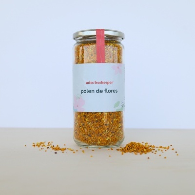 Frasco de vidro com pólen de flores e etiqueta branca com texto