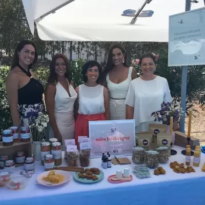 A nossa manhã no programa "Olhá SIC" Mesa com produtos naturais e cosméticos, cinco mulheres sorrindo ao fundo