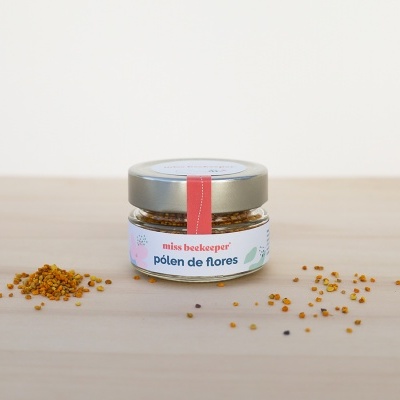 Frasco pequeno de vidro com pólen de flores e tampa metálica