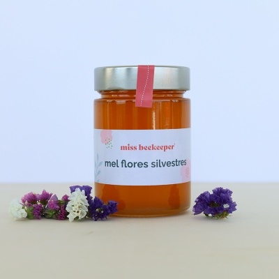 Frasco de mel de flores silvestres com flores decorativas