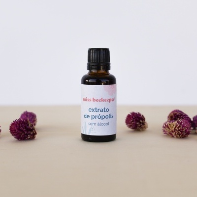 Frasco de extrato de própolis miss beekeeper com flores secas roxas