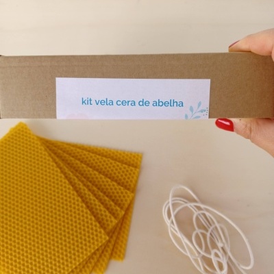 Kit para fazer velas com cera de abelha, folhas amarelas texturadas e fios brancos, caixa castanha com etiqueta