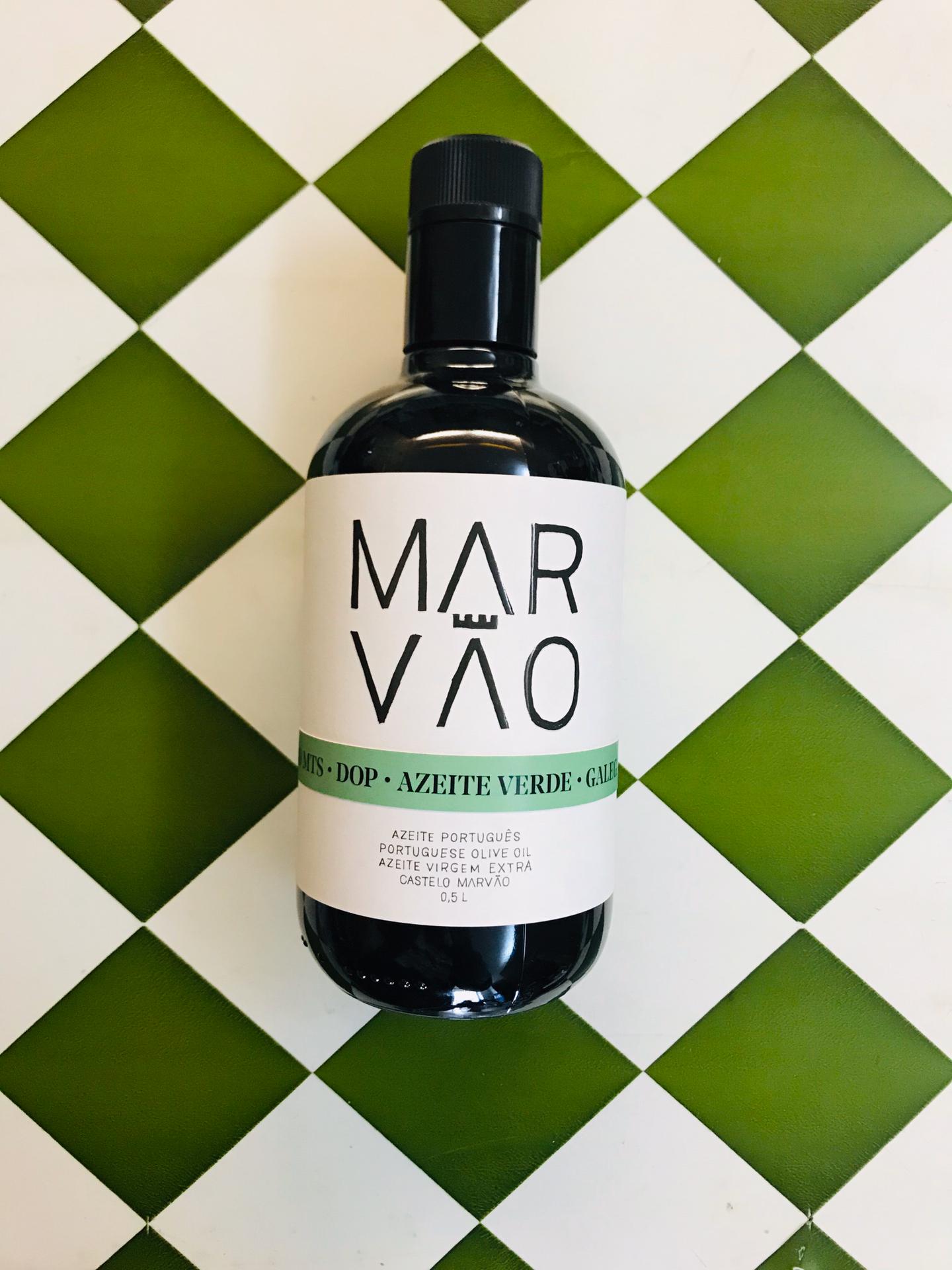 Garrafa de azeite português MARVÃO sobre azulejos verde e branco