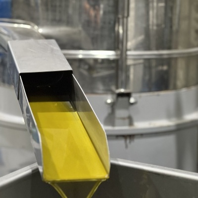 óleo dourado a escorrer por canal metálico em ambiente industrial