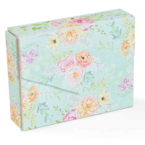 Caixa decorativa com padrão floral sobre fundo azul claro