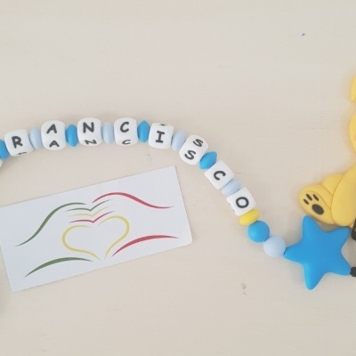 Clipe chupeta personalizado com contas de silicone em azul, branco e amarelo e nome FRANCISCO