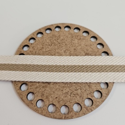 Cinta têxtil bege com linhas castanhas sobre base redonda de cortiça com furos