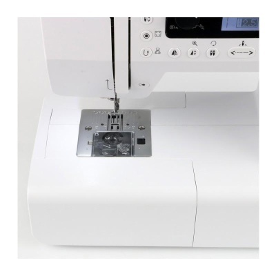 Máquina de costura branca com painel digital e agulha metálica