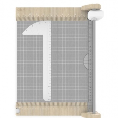 Mesa de corte com régua e superfície quadriculada