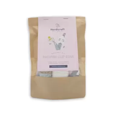 Pacote de papel kraft com etiqueta rosa e texto Haricraft