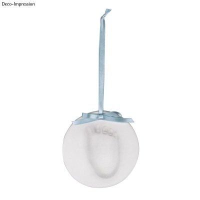 Ornamento redondo branco com impressão do pé de bebé e fita azul para pendurar