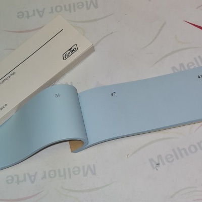 Talonário de selos autocolantes azuis claros com tamanho 37 e embalagem branca