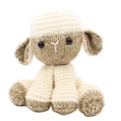 Boneco de malha ovelha bege e branco com olhos pretos