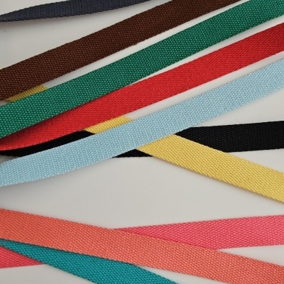 Tiras de tecido coloridas sobre fundo branco