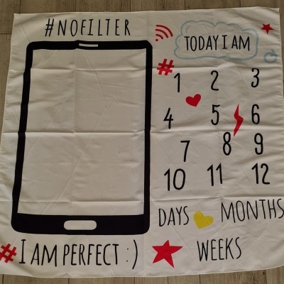 Lençol branco com smartphone desenhado e texto motivacional em múltiplas cores