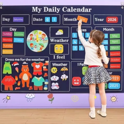 Calendário diário infantil colorido com dias da semana, meses, ano, ícones do tempo e roupas, fixado numa parede roxa