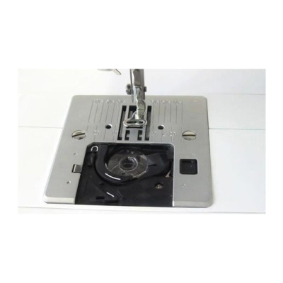 Parte metálica prateada de máquina de costura com agulha e bobina preta