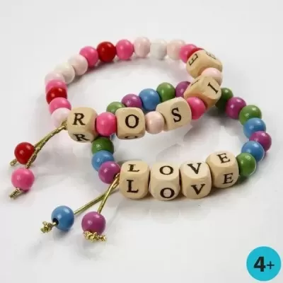 Duas pulseiras de contas de madeira com letras formando palavras, sobre fundo branco.