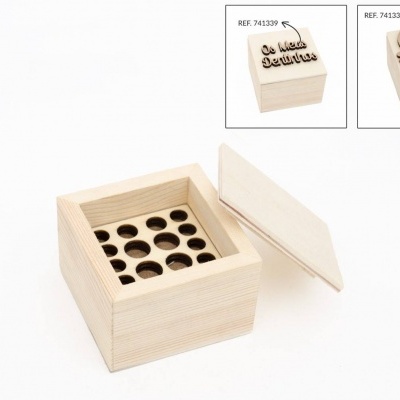 Caixa de madeira quadrada clara com tampa removível e interior perfurado