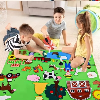 Tapete infantil verde com estampa de quinta e crianças a brincar à sua volta