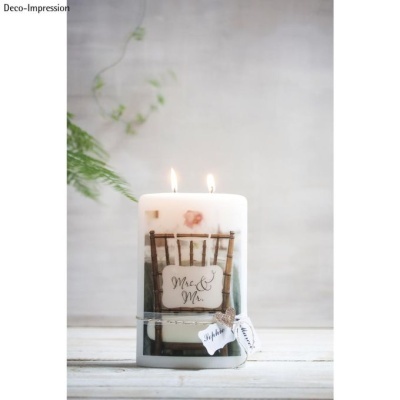 Vela decorativa branca com design de banco de madeira e placa 'Mr & Mr.' com duas chamas acesas