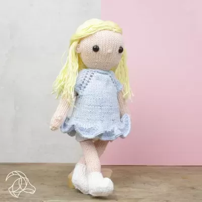 Boneca de tricot com vestido azul claro e cabelo amarelo