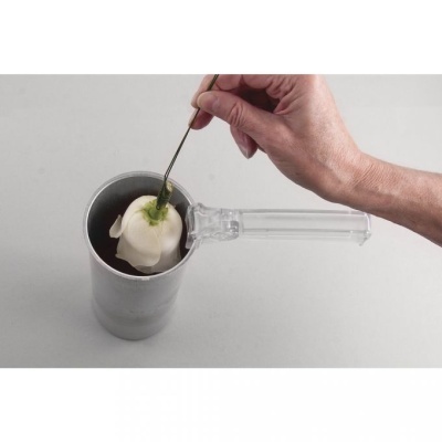 Copo térmico metálico com pega transparente e uma flor branca sendo pintada com pigmento verde