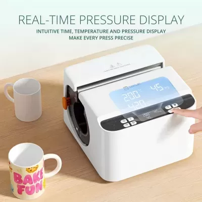 Máquina branca com visor digital e canecas numa mesa de madeira