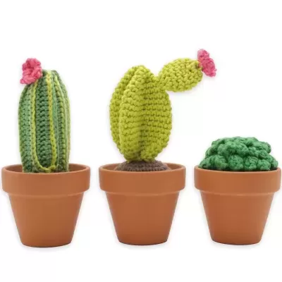 Três cactos decorativos em malha verde com flores cor de rosa em vasos cerâmicos castanhos