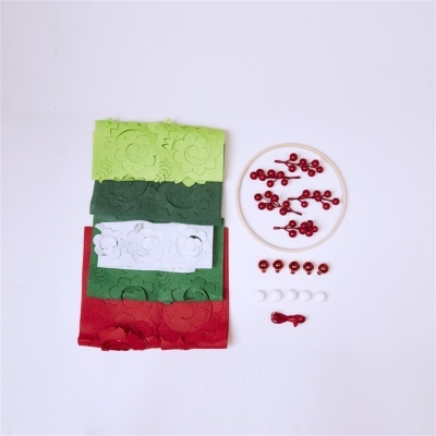 Tecidos com padrão floral em relevo e pérolas coloridas sobre superfície branca