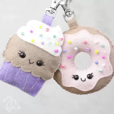 Chaveiros de feltro em formato de cupcake e donut com olhos bordados e decoração colorida