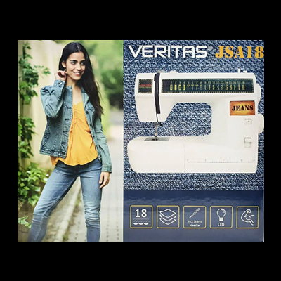 Máquina de costura Veritas JSA18 branca sobre fundo jeans, junto a mulher com roupa de ganga e blusa amarela