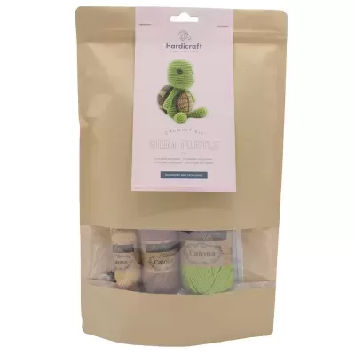 Kit de croché com novelos e etiqueta com imagem da tartaruga verde