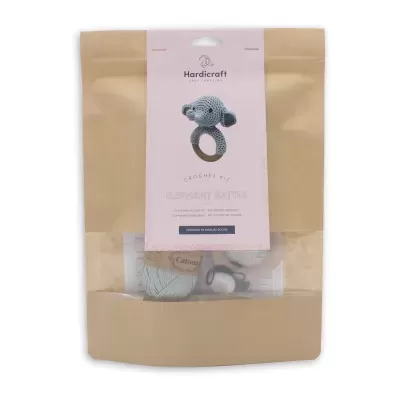 Embalagem do kit de croché ELEPHANT RATTLE da Hardicraft com imagem do chocalho de elefante cinzento.