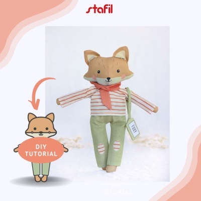 Boneco de raposa em tecido com roupa colorida