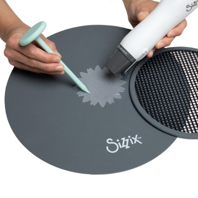 Ferramentas Sizzix a cortar numa base cinza