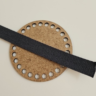 Base redonda de cortiça com furos e faixa preta de tecido