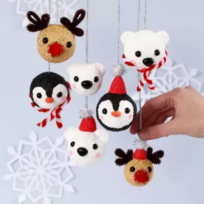 Conjunto de pendentes de Natal em pelúcia com renas, ursos polares e pinguins em fundo azul claro
