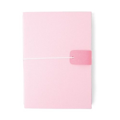 Caderno rosa claro com fecho de aba e elástico branco
