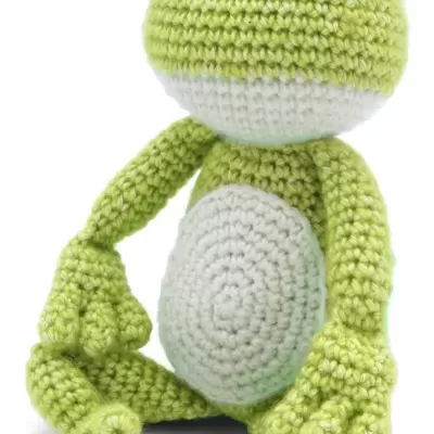 Boneco de peluche de croché verde com barriga branca